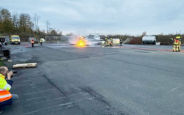 Ausgangspunkt für die Übung am Flughafen Paderborn/Lippstadt war zunächst das Explosionsszenario eines Hubschraubers. - © Feuerwehr Büren