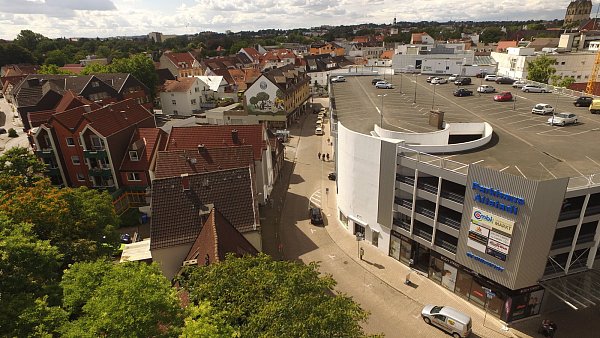Andere Richtung: Unser Luftbild zeigt das Parkhaus an der Tribenstraße mit der Innenstadt im Hintergrund. - © Jens Reddeker