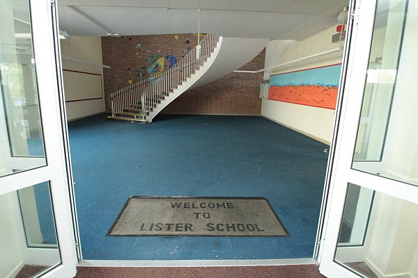 Die ehemalige britische Lister-School soll für die nächsten Jahre die Schülerinnen und Schüler der Krankenplege aufnehmen. - © Peter Steinert