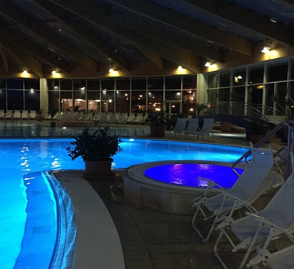 Die Weser-Therme in Bad Karlshafen lockt mit mehr als 33 Grad warmem Wasser - und einem extra Kinderbecken. - © Nicole Fischer