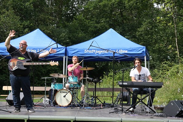 Sebastian Dold (v. l.), Roman Möller und Sven Kreinberg sorgen mit ihren Mitmach-Songs für die ganze Familie für ausgelassene rockige Stimmung auf der Aqua Magica. - © Anthea Moschner