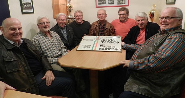 Tauschten Erinnerungen aus: Der damalige Jugendobmann Klaus-Erich Klein (v. l.), Stürmer Bernd Schulenkorf, Torwart Rolf Bockermann, Verteidiger Dieter Hauptmann, Trainer Friedhelm Holtgrave, Verteidiger Egon Altemeier, Mittelfeldspieler Karl-Heinz Diehl und BSV-Ehrenvorsitzender Erhard Struckmeier saßen im "Bünder Tor" zusammen. - © Foto: Thorsten Mailänder