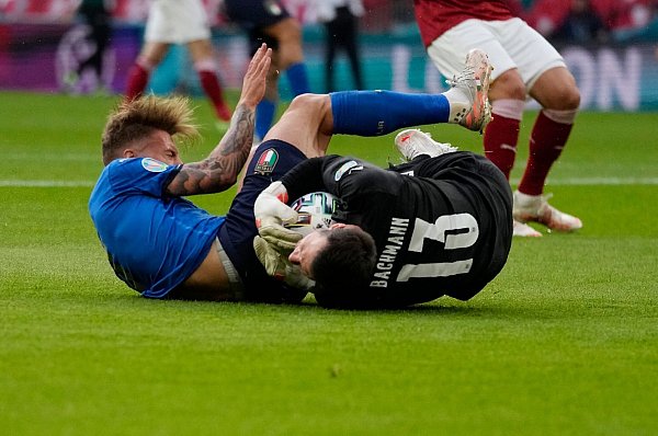 Österreichs Torhüter Daniel Bachmann (r) ist vor Stürmer Ciro Immobile am Ball. - © Frank Augstein/Pool AP/dpa