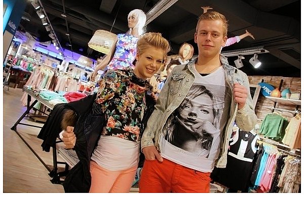 Unter dem dicken Wintermantel trägt Miriam Wagner bereits die Trends des Frühjahrs. Auch Christian Krekeler ist mit farbiger Hose voll im Trend. - © FOTOS: AMINA VIETH