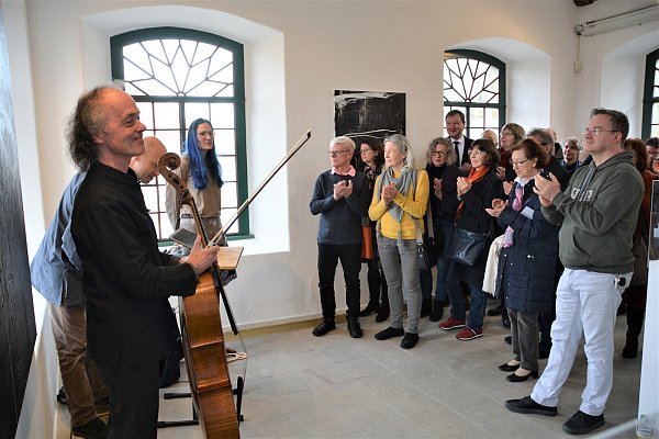 Die Gruppe "Tatuntat" mit Cellist Willem Schulz, Marcus Beuter (verdeckt), der Umweltsounds aufgenommen hat, und Anna Bella Eschengerd, die mit Stimm- und Sprachimprovisation überzeugt, eröffnen den Besuchern einen völlig anderen Zugang zu den ausgestellten Arbeiten. - © Karin Prignitz