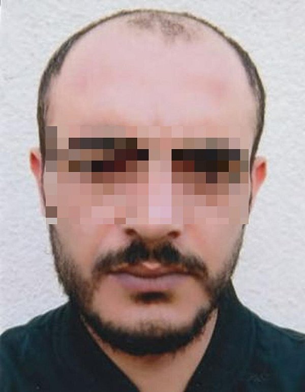 Ein zweites Fahndungsfoto zeigt den tatverdächtigen Syrer, der in Bielefeld Menschen vor der Bar "Cutie" angegriffen haben soll. - © Polizei Bielefeld (Fahndungsfoto)