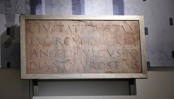 Die berühmte Inschriftentafel kommt nach Corvey zurück. - © Schloss Corvey