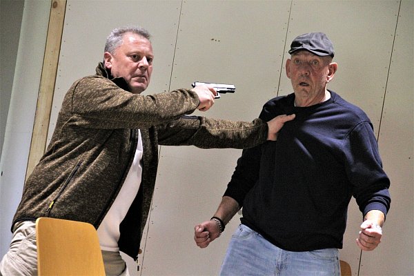 Komödie mit Kriminalfall? Thomas Gutsche und Martin Spehr proben fürs Sommerseller Theater. - © Madita Schellenberg