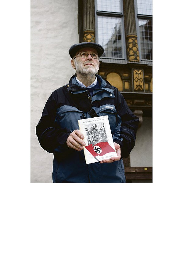 Ernst Würzburger mit der Erstausgabe seines Buches von 1990, in dem sich der heute 71-Jährige mit der Geschichte der Höxteraner Juden im Nationalsozialismus befasst. - © FOTO: CPA