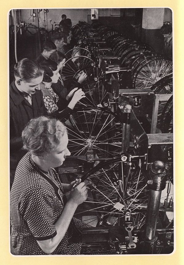 1939: Blick in die Bielefelder Fahrradproduktion. - © miele
