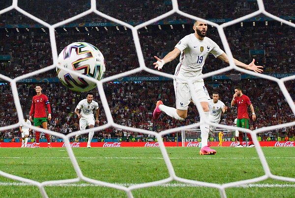 Frankreichs Karim Benzema jubelt nach einem verwandelten Elfmeter. - © Robert Michael/dpa-Zentralbild/dpa