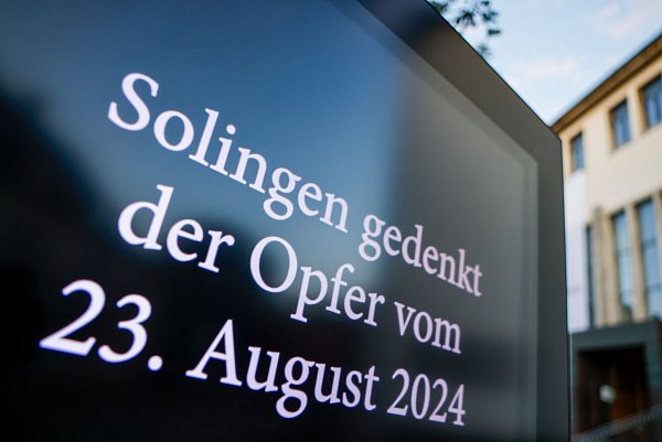 Auf einem Display auf dem Platz des Anschlags ist zu lesen: Solingen gedenkt der Opfer des Terroranschlags vom 23. August 2024. - © Thomas Banneyer/dpa