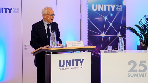 Professor Jürgen Gausemeier, Mitgründer und Aufsichtsratsvorsitzender der

Unity AG, hielt die Laudatio. - © Unity
