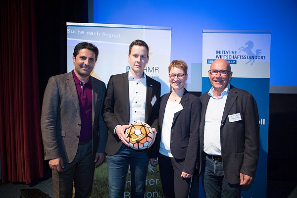 Auf dem Campus: Babak Rafati (v.l.) mit Patrik Kasparak (BKK HMR), Kerstin Krämer (IWKH) und Albrecht Aupperle (iprevent). - © Noah Wedel