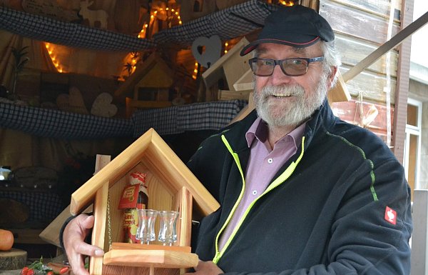 "Oppa-Kasten": Die vielleicht kleinste Hausbar der Welt in verschiedenen Ausführungen konnten die Stadtfestbesucher am Stand von Gerd Lindemann entdecken. Der Horn-Bad Meinberger fertigt die Schnaps-Häuschen aus Lärchenholz. - © Silke Riethmüller