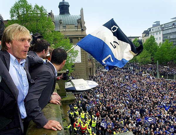 Ansgar Brinkmann stand 2002 nach dem Bundesliga-Aufstieg auf dem Rathaus-Balkon. - © Wolfgang Prüssner