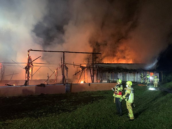 Erst durch die Wasserversorgung über eine 260 Meter lange Schlauchleitung brachten die Löscharbeiten den gewünschten Erfolg. - © Feuerwehr Paderborn