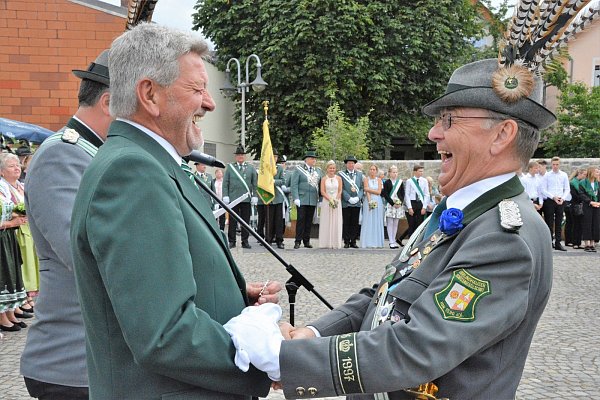 Ausgezeichnet: Der Präsident des Westfälischen Schützenbundes, Hans-Dieter Rehberg (l.) heftet Major Peter Meier das Ehrenzeichen des WSB in Silber ans Revers. - © Karin Prignitz