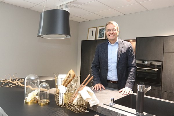 Ralf Marohn in der Ausstellung der Löhner Firma RWK & Kuhlmann-Küchen, seinem damaligen Arbeitgeber. - © Dirk Windmöller