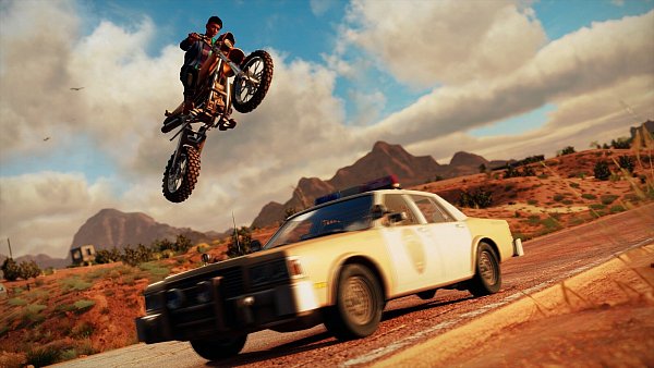 Ob man mit dem Motorrad über einen Polizeiwagen springt oder sich eine fette Karre zusammenschraubt, in Santo Ileso macht das arcadeartige Fahren riesigen Spaß. - © Deep Silver Volition
