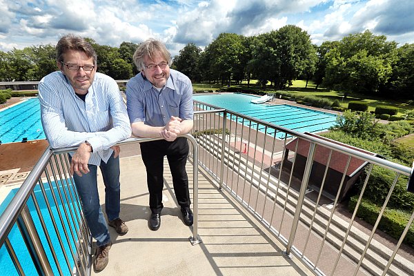 Mutig: Dirk Ködding (links), Leiter der Grundschule Neißeweg, und Pfarrer Hans-Jörg Rosenstock auf dem 10-Meter-Turm des Nordbads. - © Patrick Menzel