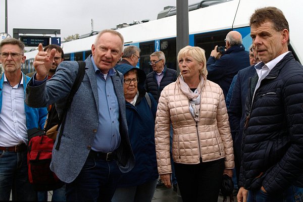 Projektmanager Ralf Uekermann erläuterte den CDU-Mitgliedern aus Borchen, Salzkotten, Büren und Brilon, wie auch das Almetal zügig wieder ans Bahnnetz kommt. - © CDU