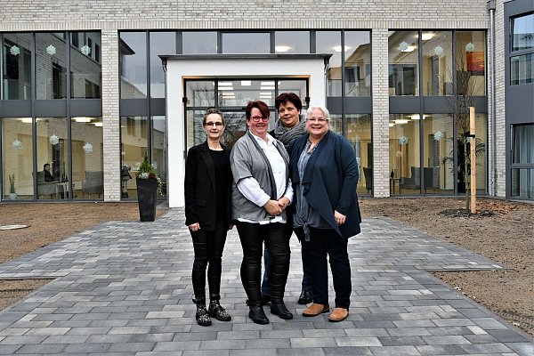 Die neue Seniorenresidenz Hövelhof liegt an der Bielefelder Straße. Dort arbeiten unter anderem (v. l.) Tanja Adam (Qualitätsmanagement), Lydia Sallen (Einrichtungsleiterin), Stefanie Gibert (Hauswirtschaftsleiterin) und Silke Bitter-Fleiter (Leiterin Sozialdienst). - © Raphael Athens