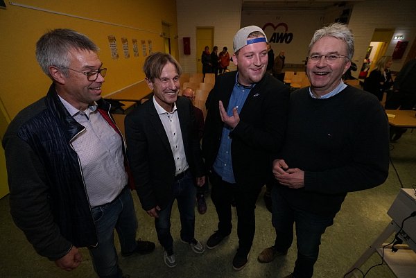 Gruppenbild mit Professor: Brakes 1. Vorsitzender Frank Michael Tiemann (v. l.), der Sportwissenschaftler Klaus Roth, TuS-Jugendwart Marcel Hupel und Initiator Torsten Trüggelmann. - © Peter Unger