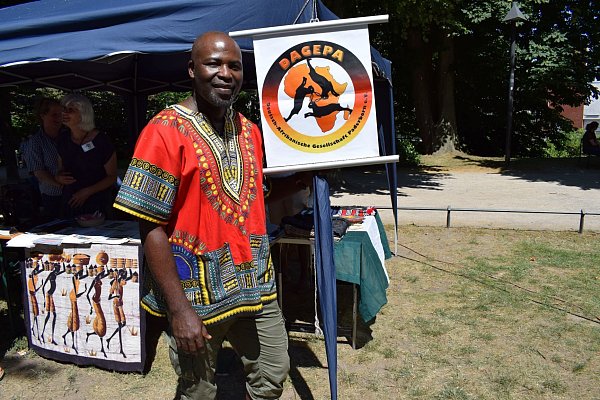 Paderborn schöner als Berlin: Abel Akindejoye aus Nigeria lebt seit seit 2006 in Paderborn und fühlt sich wohl. - © Anja Ebner
