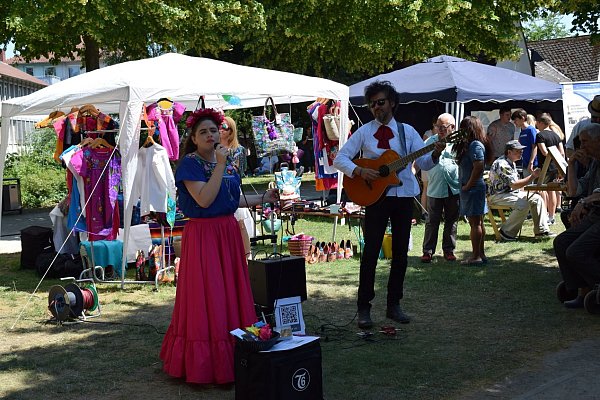 Multikulti im Schlosspark: Bei sommerlichen Temperaturen konnten verschiedene Kulturen probiert, besehen und erlebt werden. - © Anja Ebner