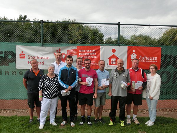Siegerehrung: Udo Wenner (Tennistreff Hiddenhausen, v. l.), Monika Schwannecke (Stellv. Bürgermeisterin Hiddenhausen), Stefan Krüger (Sparkasse Herford), Patrick Schmitz, Jan-Hendrik Wölker, Sebastian Boehmfeld, Rainer Wölker, Thomas Goßmann, Stephan Gödecke und Elke Rose (1. Vorsitzende TC Hiddenhausen). - © Sven-Olaf Mayer