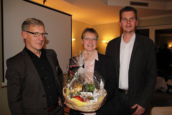 Reinhard Loer (l., Kaufmännischer Direktor), Dr. Beate Joachimsmeier (Chefärztin Gerontopsychatrie/Soziotherapie) mit Christian Goßen (CDU). - © FOTO: KARL FINKE
