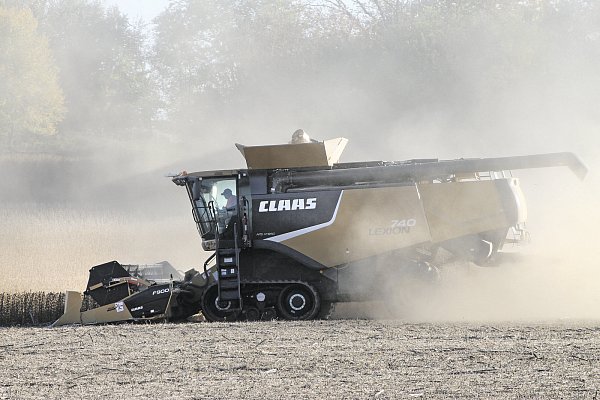 Sojaernte: In den USA ist Claas in gelb unterwegs. Foto: JWL - © Jobst Lüdeking