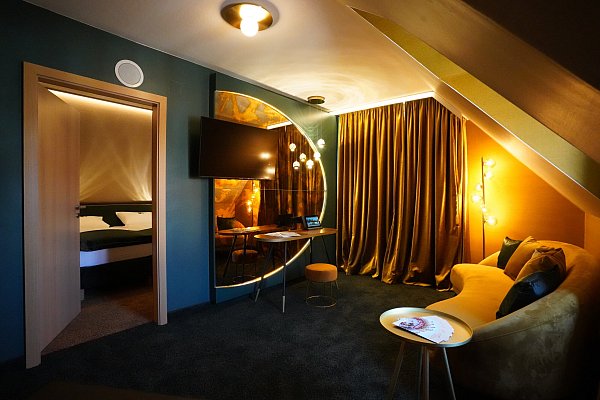 Nicht nur märchenhaft entspannen wie hier im Apartment im Flair Hotel Stadt Höxter namens „Der Froschkönig“, zu Silvester gibt es auch ein märchenhaftes Buffet. - © Flair Hotel