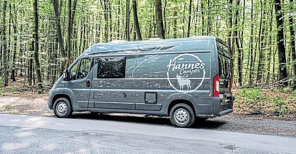 Abfahrbereit: Der Camper für die kleine Auszeit kann bei Hannes Camper Westfalen in Büren abgeholt werden. - © Hannes Camper
