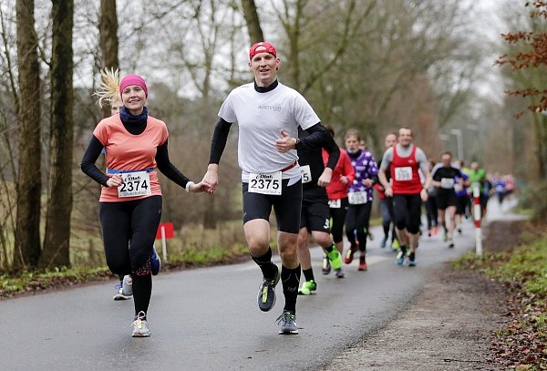 Rückblende: Vor zwölf Monaten liefen Natalie Pult und Stephan Bock fünf Kilometer lang gemeinsam aus dem alten Jahr heraus. Auch heute gehört die Teilnahme am Gütersloher Silvesterlauf für viele Ausdauersportler zum festen Jahresabschluss-Ritual. - © Henrik Martinschledde