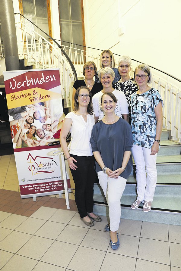 Verbunden: Ehemaligenverein und Schulleiterinnen Elisabeth Cremer und Gertrud Oppenhoff. - © Miriam Scharlibbe