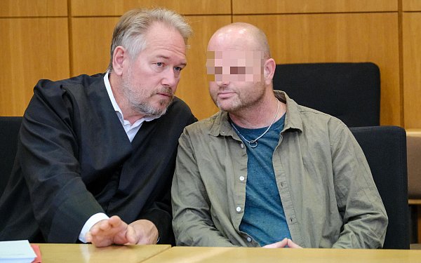 Wegen sexuellen Missbrauchs von schutzbefohlenen Jugendlichen wurde der ehemalige Jugenddiakon der Dietrich-Bonhoeffer-Gemeinde (hier mit Strafverteidiger Carsten Ernst, l.) verurteilt. - © Andreas Zobe