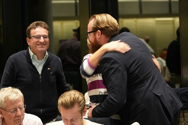 Glückwunsche für Daniel Dunker (CDU), der seinen Wahlbezirk direkt holte. - © Dunkel
