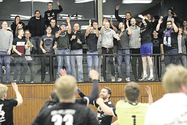 Die Halle fest in der Hand: Die Anhänger der HSG Hüllhorst machten aus dem Derby in Nettelstedt ein Heimspiel für ihre Mannschaft und freuten sich nach der mit 23:17 gewonnenen Partie mit den Spielern. Foto: Stefan Pollex - © Stefan Pollex