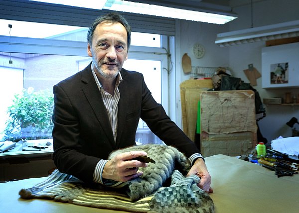 Überwiegend Recycling: Kürschnermeister Holger Thieme verarbeitet einen alten Mantel zu einem neuen. - © Andreas Frücht