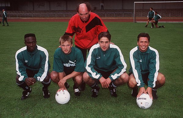 Dienstantritt: Im Juli 1996 startet Hannes Linßen (hinten) als Trainer des FC Gütersloh. - © imago sportfotodienst