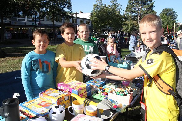 Geliebtes rundes Leder: BVB-Fan Tobin hat bei Salomon, Timon und Tobian einen Fußball günstig erstanden. - © Klaus Frensing