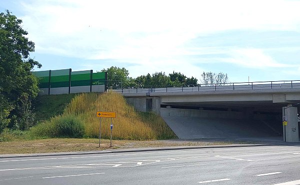 Auch die Lärmschutzwand an der B64 wurde im Zuge der Bauarbeiten erneuert. - © Straßen.NRW