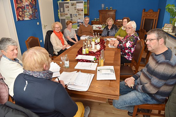 Feedback nach der Telefonschicht (von links): Beate Nahen-Flore (PGR Schmechten), Mari-Luise Bittger (Brakel), Sigrid Löhr (KV Rheder), Rita Mertens (PGR Brakel), Alfons Jochmaring (KV Brakel), Karin Stieneke (Verwaltungsleitung), Vera Albrecht (PGR Brakel), Adelheid Reineke (Pfarrbüro Bellersen und Brakel), Carsten Lichtenberg (KV Brakel). - © Flüter