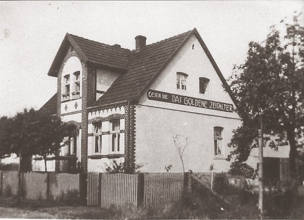 In diesem Haus in Bad Lippspringe wohnte die Familie Kusserow. An beiden Kopfseiten war die Aufschrift zu lesen „Lesen Sie das goldene Zeitalter". Es war der Titel einer Zeitschrift der damaligen Bibelforscher, die monatlich erschien. - © Jehovas Zeugen, Archiv Zentraleuropa