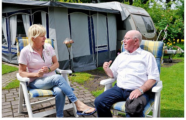 Elisabeth Hülsewig hat den vorherigen Betreiber, ihren Bruder Jobst Bartling, bei der Führung des Platzes unterstützt. Viele Camper kennt sie seit langem, wie Manfred Brombach aus Bielefeld, der seit 45 Jahren Wochenenden am Elisabethsee verbringt. - © FOTO: Ralf BITTNER