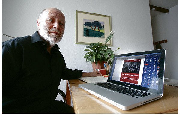 Autor Ernst Würzburger schreibt ein Buch über den Höxteraner Kriegsverbrecher Hans Schmidt. An der Wand hängt ein Bild des Höxteraner Juden Jacob Pins, der vor den Nazis fliehen musste und mit Würzburger befreundet war. - © FOTO: DAVID SCHELLENBERG