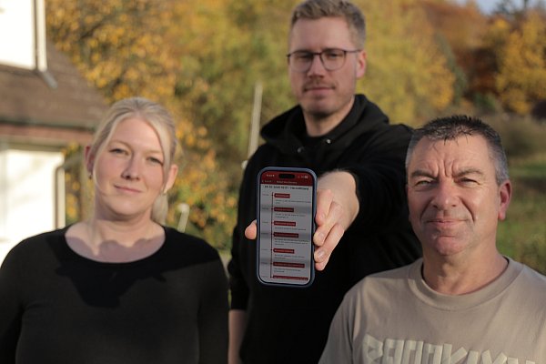 Volker Lücking (l.) zusammen mit zwei der Ersthelfern Melanie Laaß (r.) und Daniel Karla (Mitte). - © Lena Kley
