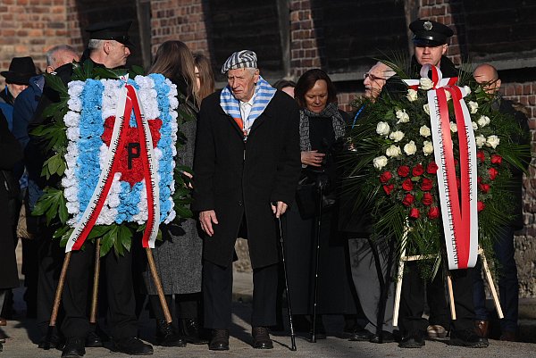 An der Gedenkfeier zum 80. Jahrestag der Befreiung des KZ Auschwitz-Birkenau nahmen Überlebende und Angehörige teil. - © picture alliance / CTK